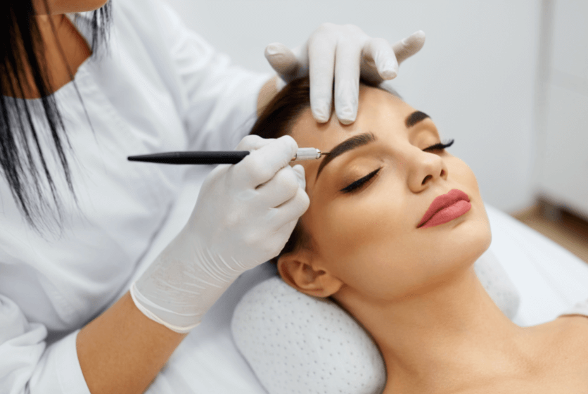 woman getting her eyebrows outlined